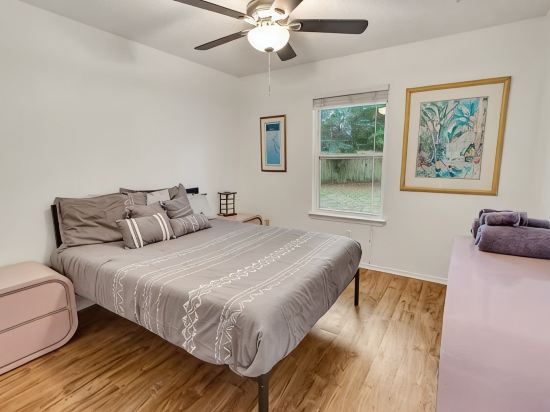 Landing pad - under 2 miles to airport, 2 br, Free parking, WiFi