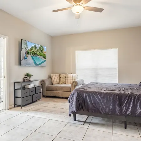 Delray Castle-Minutes to the beach and Atlantic Ave
