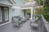 Upscale 4BR Walk to Stadium and Downtown - balcony