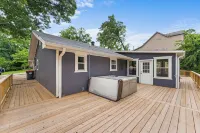 Beaver Lake Getaway-15 min from downtown Rogers with HOT TUB!