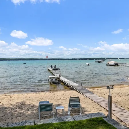LAKEFRONT HOME w BEACH @ HIGGINS LAKE! Отели в г. Джерриш Тауншип