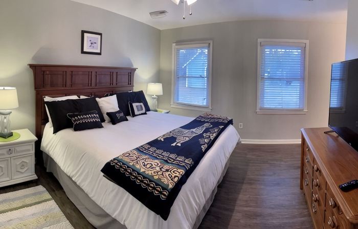 Charming 3-Bedroom Retreat with Waterway Access in Hampstead, NC. Hideaway Haven