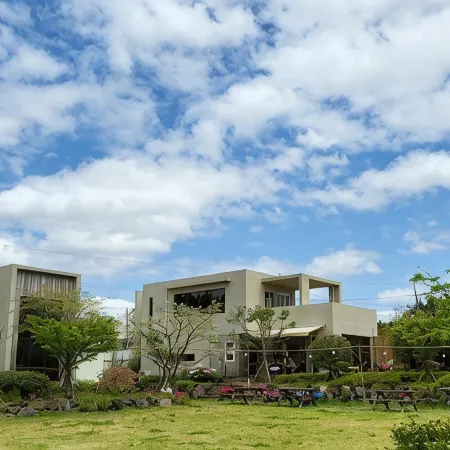 Jeju Sanlok2 Pension Отели рядом с достопримечательностью «Собор Святой Троицы»