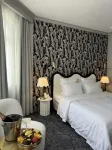 Mr.Just's Hotel - С бассейном