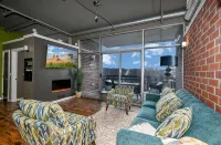 Luxury Condo in Akron Northside District. Level 2 EV Charging complimentary !!