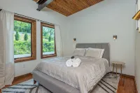 Modern Luxury Meets Mountain Getaway. Amazing Views, Hot Tub+More! - Chalets
