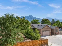 Modern House, Fully Fenced, Private Balcony, Fire Pit, Close to Ski Resorts Hotels in Millcreek