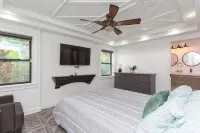 Private Brandon Oasis  Family home w/ Full outdoor kitchen & Bar+ Game room