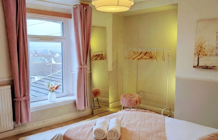 Ty Hiraeth A Charming Stay Steps Away from Caerphilly Castle!