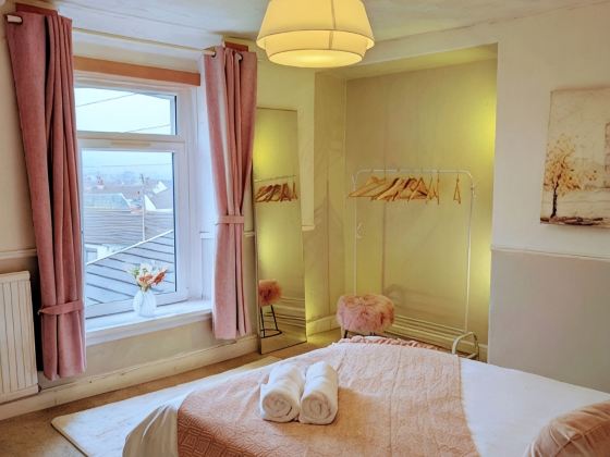 Ty Hiraeth A Charming Stay Steps Away from Caerphilly Castle!