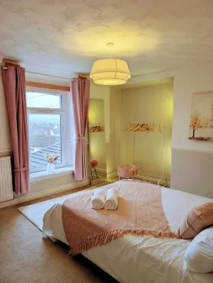 Ty Hiraeth A Charming Stay Steps Away from Caerphilly Castle! - 3-Star
