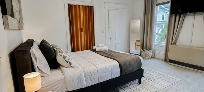 10 Min Walk to Lake + HOT TUB Hotels in Laconia