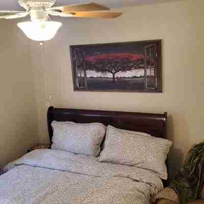 Quiet Getaway in Perfect location... Plenty of room for friends and family Rooms