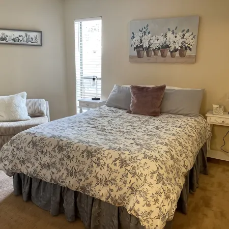 Comfy ski and mountain bike condo walking distance to lift!