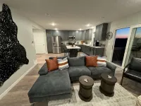 NEW Near UNI Modern Spotless Townhome - 4-Sterne