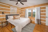 Boone/Blowing Rock Cabin: Hot Tub, Mountain Views, Sleeps 8, Peaceful, Private - 4 stjerner