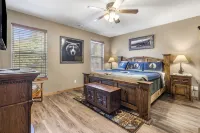 Bear Creek Lodge • Hot Tub! Community Pool! Pool Table! Rustic Lodge for Family!