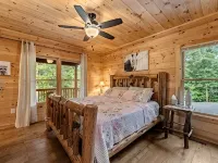 Unique Cabin! Close to Blue Ridge GA and Murphy NC. Hot Tub Has an Amazing View. Hotels in Notla