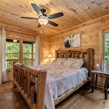 Unique Cabin! Close to Blue Ridge GA and Murphy NC. Hot Tub Has an Amazing View.