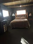 Riverfront Log Cabin, minutes away from your outdoor adventure - 샬레 호텔