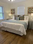 Walk to War Memorial 3-Bedroom REMODELED Home in Heart of Hillcrest - Homestays
