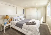 Private Whidbey Island Waterfront Beach Cabin - 샬레 호텔