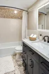 Remodeled Historical Unit With King Bed Walking Distance To Many Attractions!