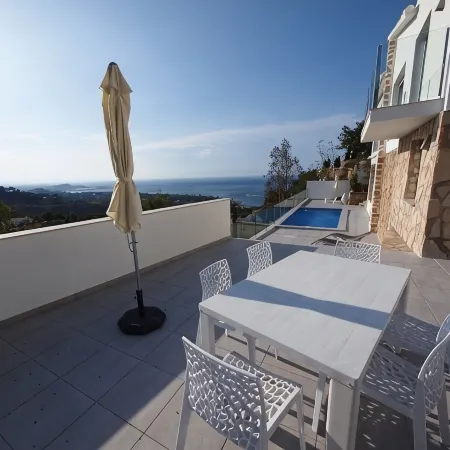 Modern Villa in Prime Location with Fantastic Views and Sunsets