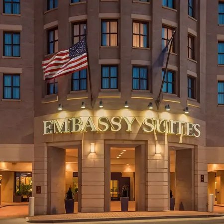 Embassy Suites by Hilton Alexandria Old Town Отели рядом с достопримечательностью «Станция метро "Брэддок-Роуд"»
