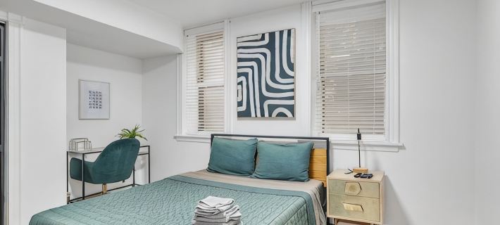 The Smith Victorian 2BR Brownstone Apartment Hotels in Springfield
