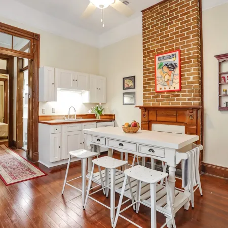 Large Shotgun Double In Perfect Uptown Location Отели рядом с достопримечательностью «Зоопарк «Одюбон»»