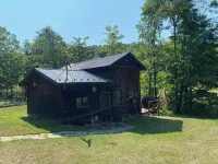 The Railroad Scale House: 40 Private Acres & Creek - Chalets