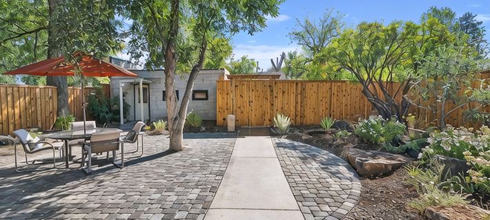Downtown Craftsman with King Bed and Private Yard - Walk Everywhere Hotels in Bend