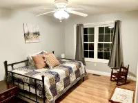 Peaceful Family & Pet-Friendly Country 3-Bedroom House. Fire Pit and Views! - Pool