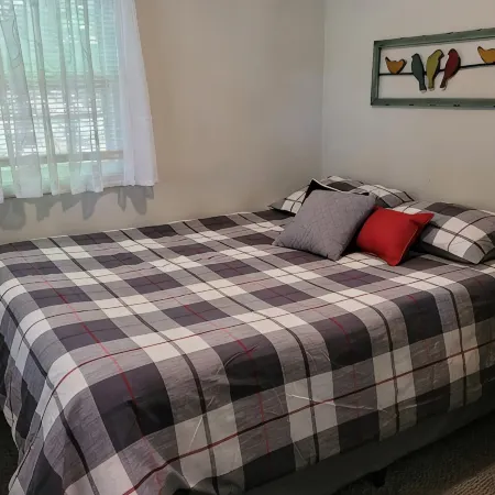 Castaways Cottage on Croton Pond 2) Hotels in Newaygo County