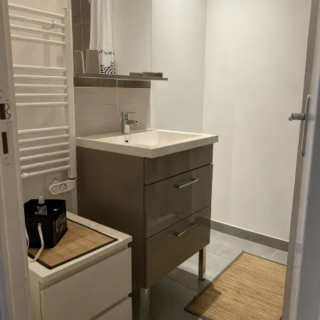 Superbe Appartement Centre Ville Avec vue sur la Mer. Lit et Chaise Haute Bébé