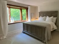 LUXURY Wooded Hilltop Hocking Hills Villa Lodge! - 4-Star