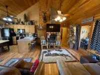 3 Bed Log Cabin, w/2 Jacuzzi, 1 mi to Sdc,  Pool, Nature Trails, Private Lake - 浴缸