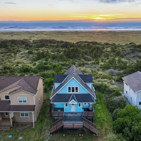 "Ocean Shore Desire" Beach Getaway! Beach/HotTub/Gameroom/Sleeps 10
