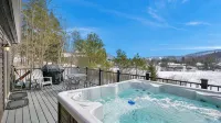 Northwood Chalet , Exceptional View, 1mi to Village, Hot Tub , A/C , Fire Pit - 3-Star