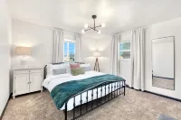 King Bed, Fenced Yard, Parking, TV’s in All Rooms! Near Parks - Kitchenette