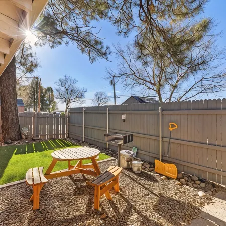 Downtown Strawberry Bungalow w/AC, Fenced Yard, W/D, 3 Smart TVs, Speedy Wi-Fi