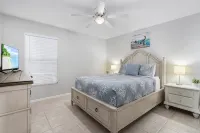 Beautiful 5 Bedroom Pool Home on the Water! - Private Pools