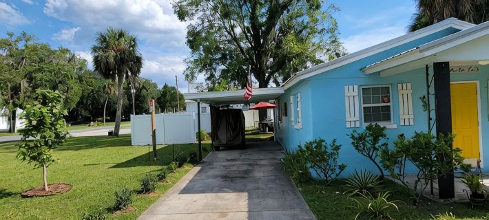 In walking distance from Three Sister's Springs,<br loading=
