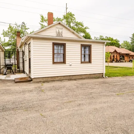 Charming/Cozy 2 BR 1 Bath steps from downtown.