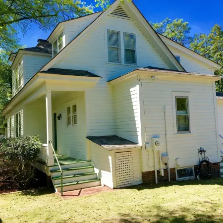 The Craddock - Tufts Home & Antique Carriage House - 6BR 5.5 Baths - Sleeps 12+