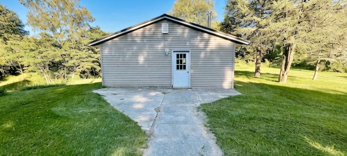 Cabin with beautiful acreage bordering Manistee National Forest Hotels in Newaygo County