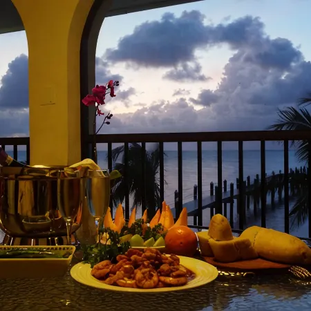 MILLION DOLLAR VIEW very private 4 bedroom resort with pool, pier, kayaks, spa