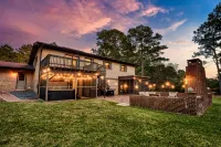Tranquil Retreat w/ Hot Tub, Large Patio, 2 living rooms - balcony