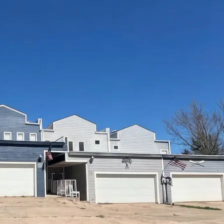 Roomy 4 bedroom 4 bathroom house on a 5 acre pond less than a mile from Texoma